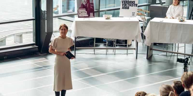 Tonje Brenna snakker til ungdom om hvilke muligheter de har gjennom kampanjen Verdens viktigste jobb.