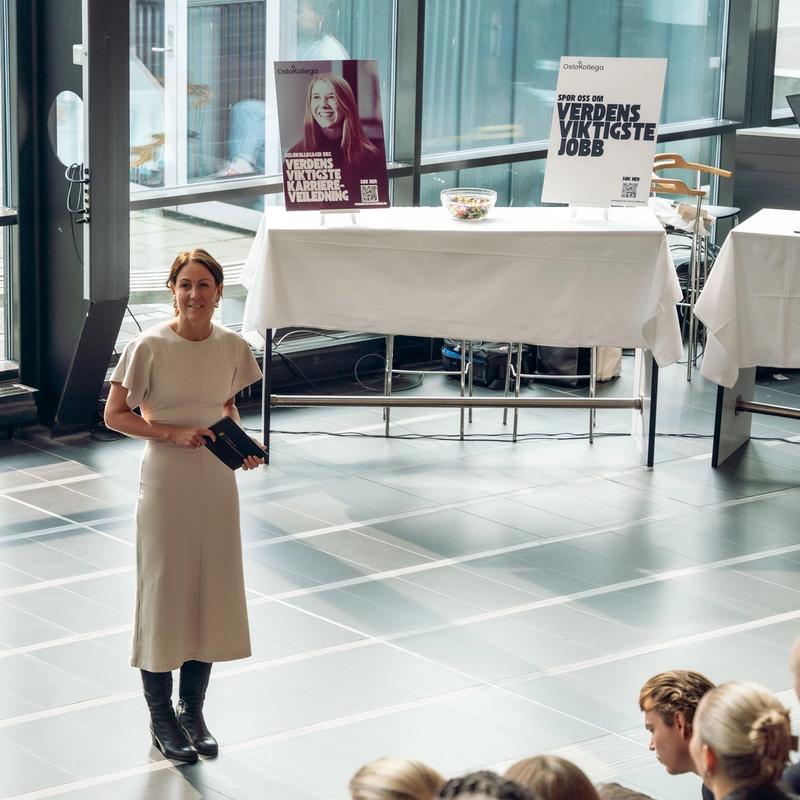 Tonje Brenna snakker til ungdom om hvilke muligheter de har gjennom kampanjen Verdens viktigste jobb.
